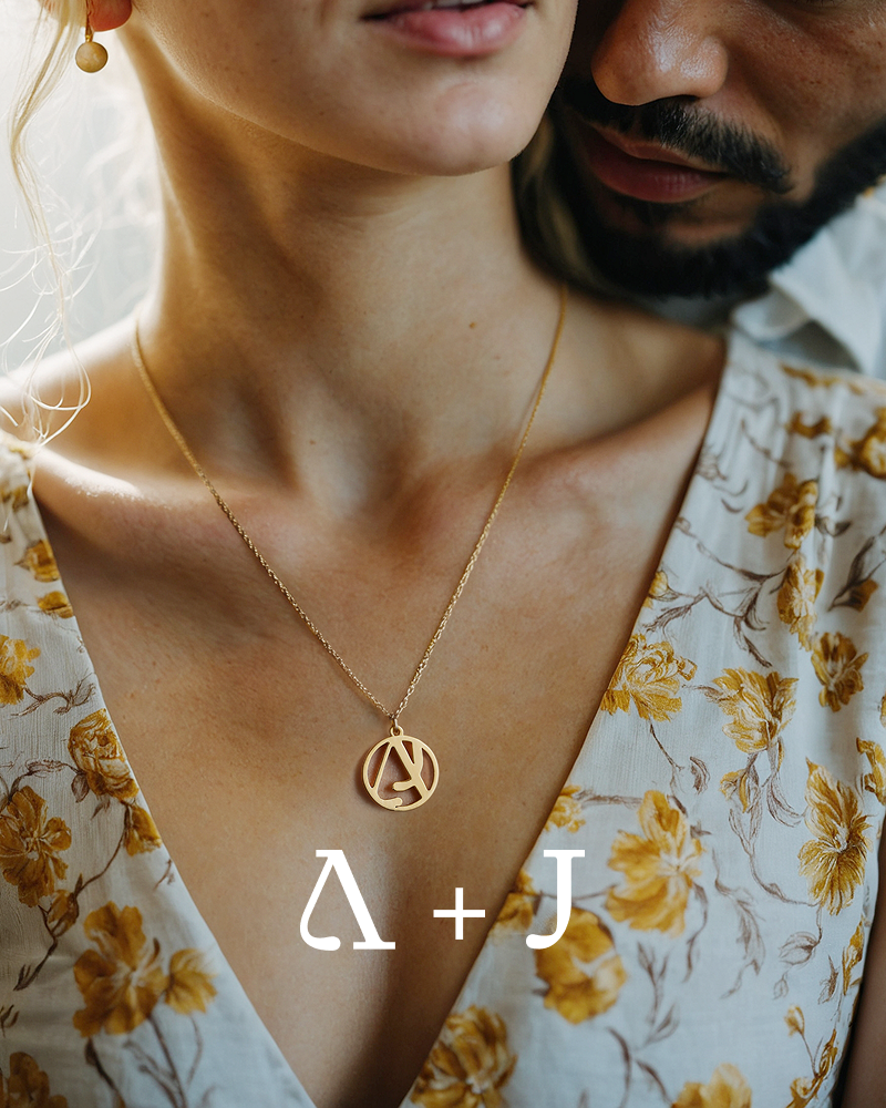 Halskette mit verschlungenen Initialen – Jede Initiale, eine Geschichte