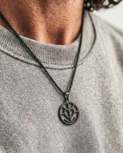 Le Collier Monogramme Homme – Chaque lettre, une histoire