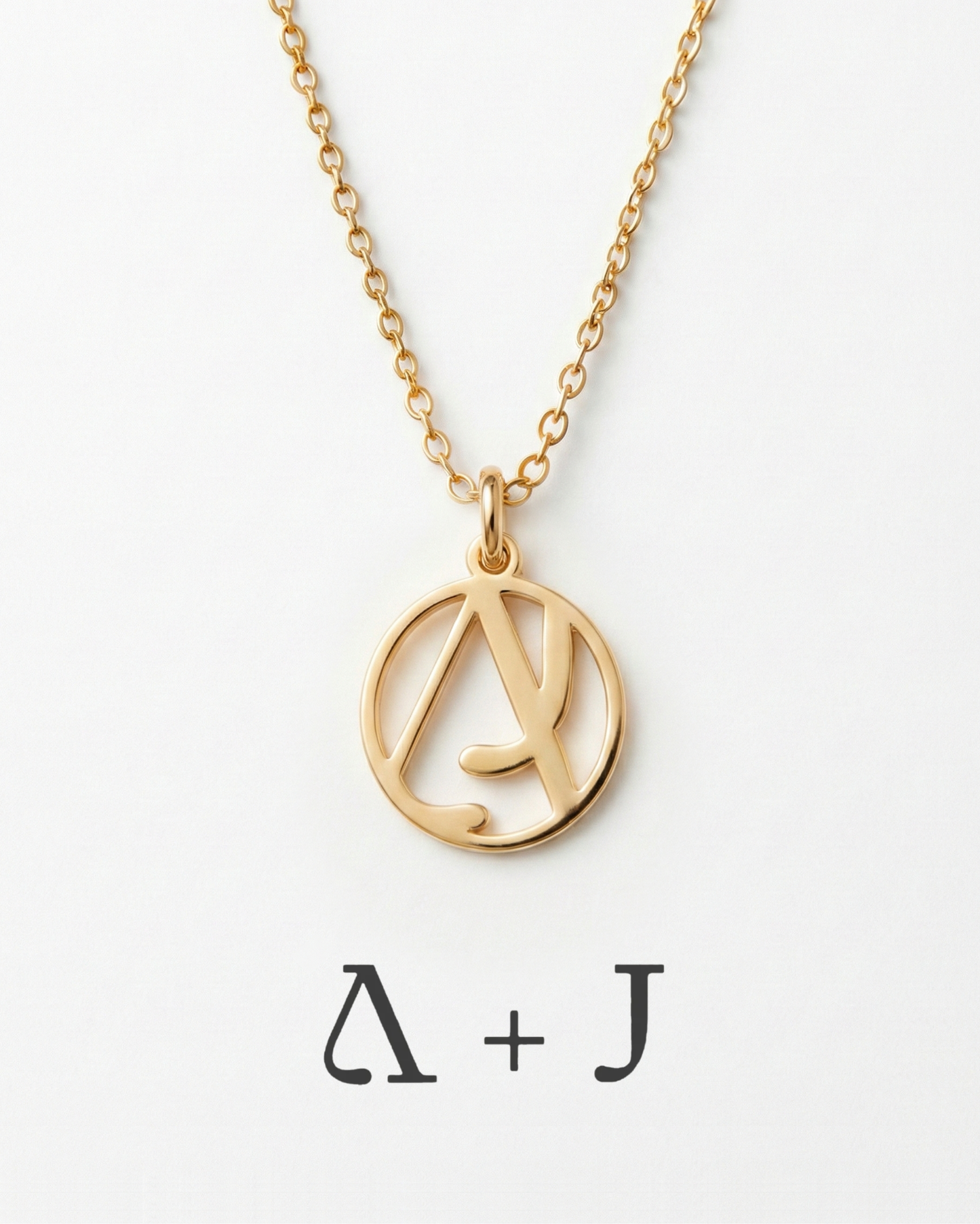 Collier Initiales Entrelacées – Chaque initiale, une histoire